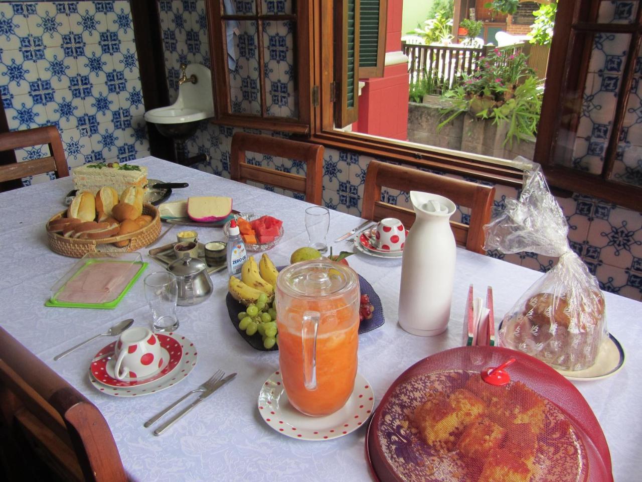 Acomodação com café da manhã  Casa Vermelha *